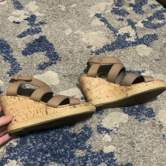 Platform type wedges sandals from Maurices, size 6 great condition rarely worn - Picture 4 of 5